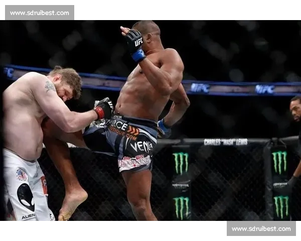 UFC锤子对决桑托斯巅峰之战力量速度全面碰撞解析精彩赛场前瞻